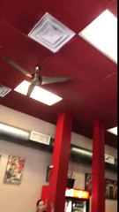 Une personne tombe du plafond dans ce restaurant