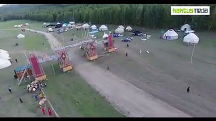 В ущелье Кырчын, где развернется самобытный юрточный этногородок, установлены юрты областей и двух городов Кыргызстана - Бишкека и Оша. Установлена главная сцен
