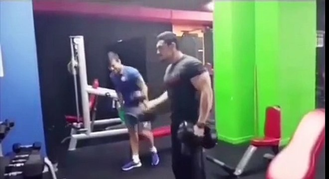 Un sportif travaille ses biceps à l’envers