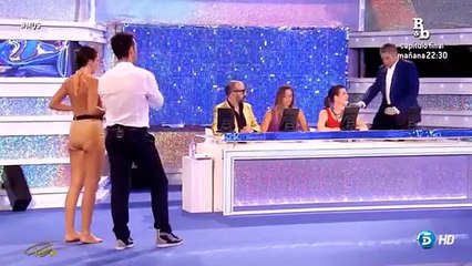 Une candidate de Splash porte un maillot de bain très décolleté