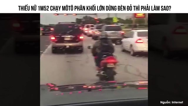THIẾU NỮ 1M52 CHẠY MÔTÔ PHÂN KHỐI LỚN DỪNG ĐÈN ĐỎ THÌ PHẢI LÀM SAO?