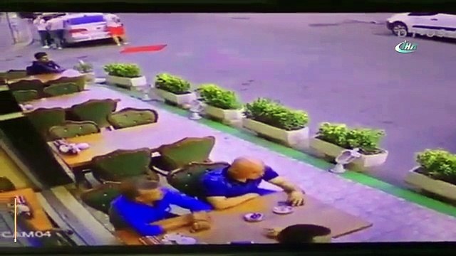 Otomobil restorana daldı, üç kişi ölümden kıl payı kurtuldu