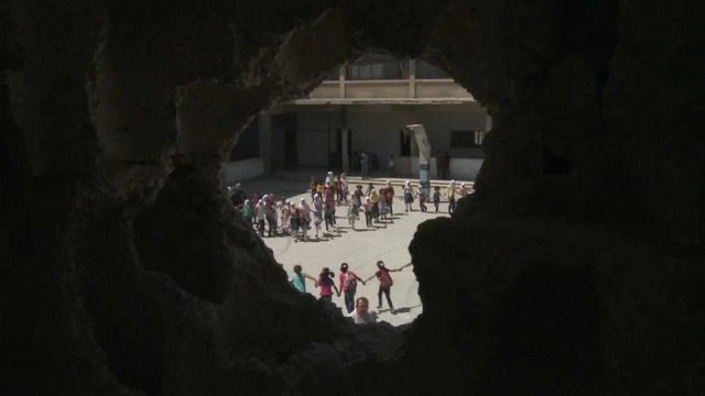 أطفال يعودون إلى المدارس في سوريا وآخرون لاجئون يحرمون المساعدات