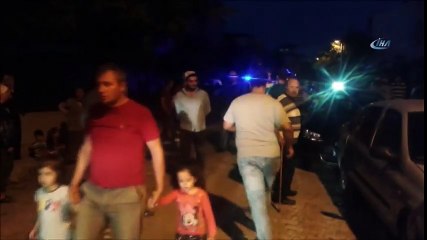 Freni Boşalan Kamyon Araçlara Çarptıktan Sonra Evin Bahçesine Devrildi