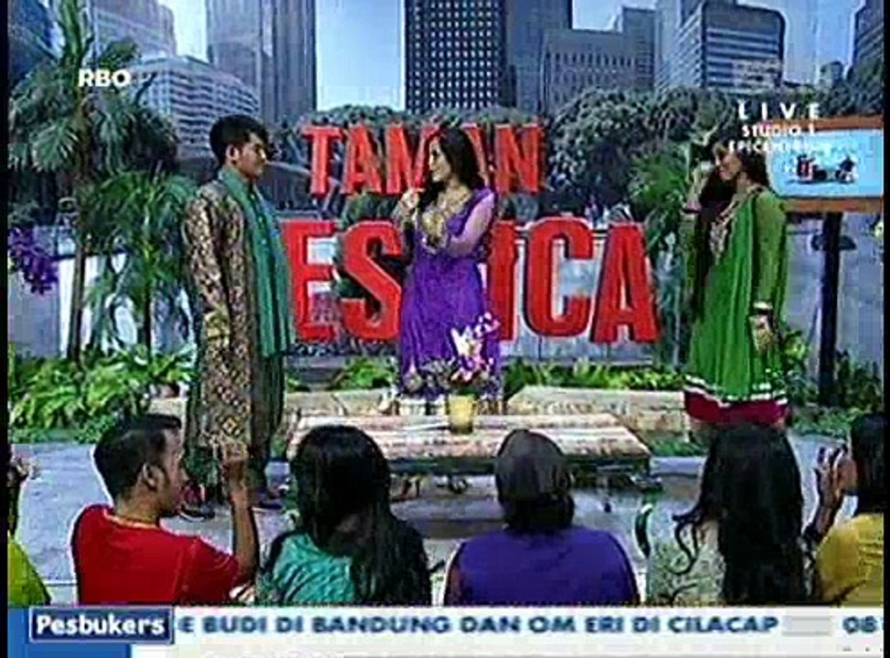 Dwi Andhika Mencicipi Jengkol di Acara Pesbukers