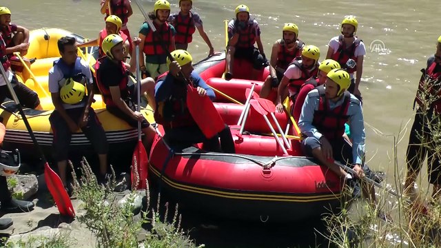 Rafting rehberi olabilmek için azgın sularda mücadele ediyorlar - ERZİNCAN