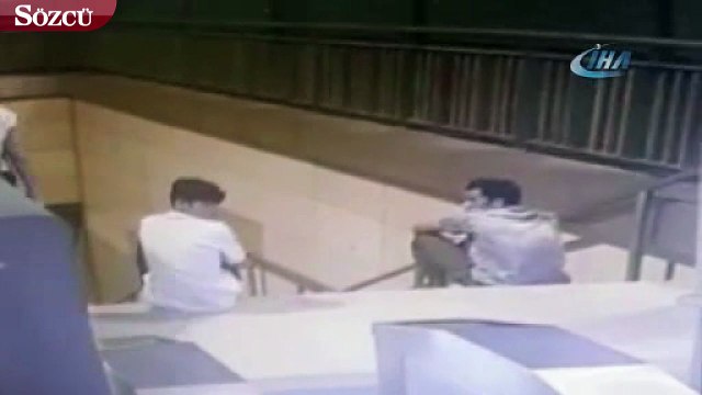 Kadıköy'de metrobüs durağında kapkaç anı kamerada