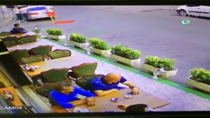 Otomobilin restorana daldığı dehşet anları kamerada