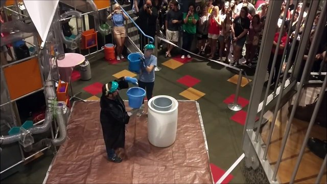 L'incroyable réaction de l'eau chaude versée dans de l'azote liquide va faire halluciner la centaine de lycéens réunis