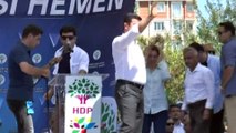 2013 yılındaki Nevruz etkinliklerinde yaptıkları konuşma nedeniyle 'Terör örgütü propagandası' suçundan yargılanan HDP eski Eş Genel Başkanı Selahattin Demirtaş, silahlı terör örgütü propagandası yapmak suçundan 4 yıl 8 ay, HDP eski millet
