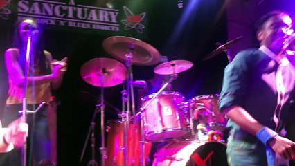 En visite au Bénin, Didier Reynders monte sur la scène d'une boîte de jazz