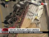 Truk Pembawa Kayu Lapis Terguling di Texas