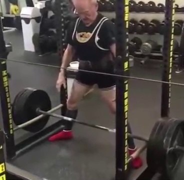 Ce papy de 89 ans soulève plus de 185 kg