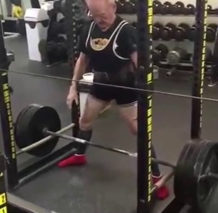 Ce papy de 89 ans soulève plus de 185 kg