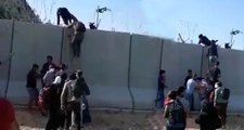 Savaştan Kaçan Mülteciler, Sınırındaki Duvara Merdiven Dayayıp Türkiye'ye Geçti