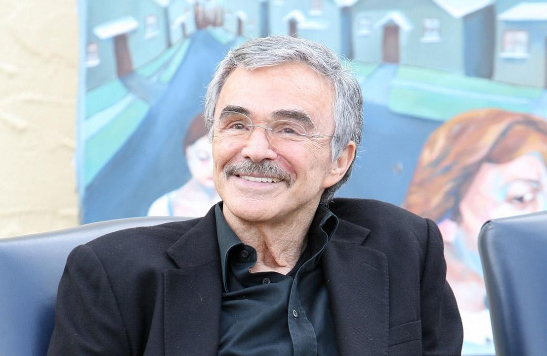 Promis zollen Burt Reynolds Tribut