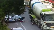 Helmet saves scooter driver's life after being run over by lorry in China