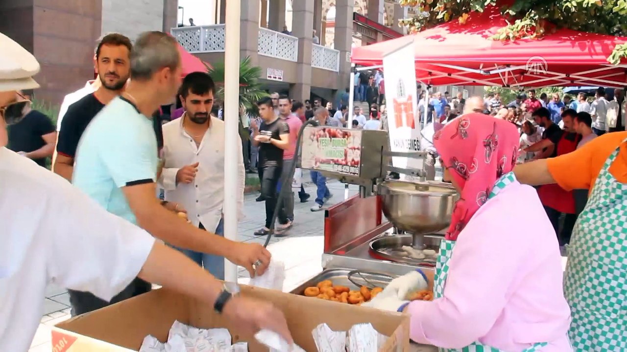 Kanuni Sultan Süleyman için lokma dağıtıldı - BURSA