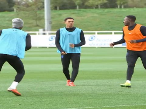 لقطة: كرة قدم: إنكلترا تستعد لمواجهة إسبانيا على طريقة كرة القدم الأميركية