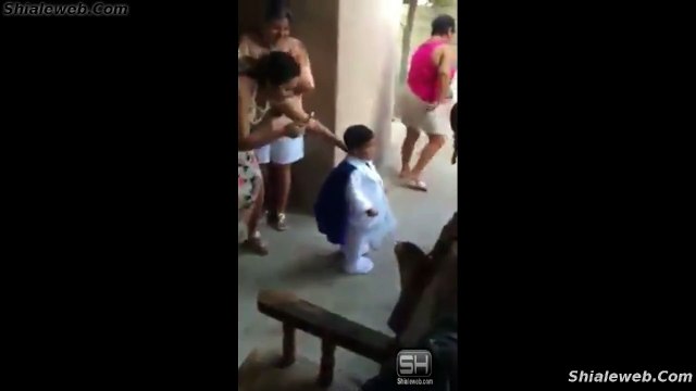 Dr SIMI en la fiesta infantil bailando con disfras botarga con mucho humor