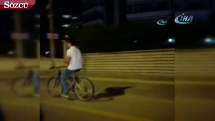 Direksiyonu bırakıp bağlamayla şov yaptı