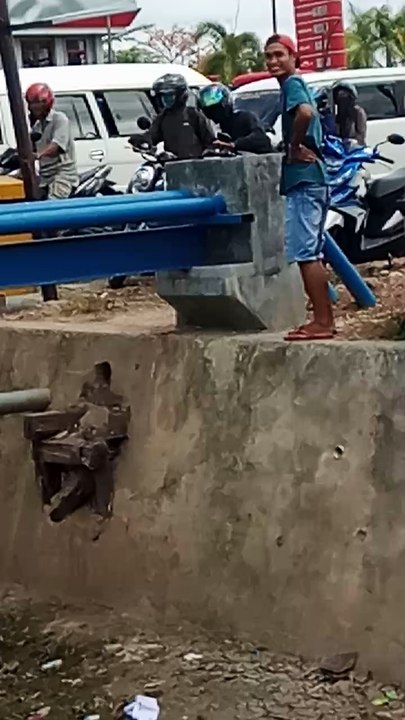 Man Swims Through Rubbish