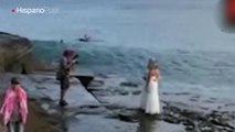 Una ola arruinó la foto de esta pareja de recién casadas mujeres