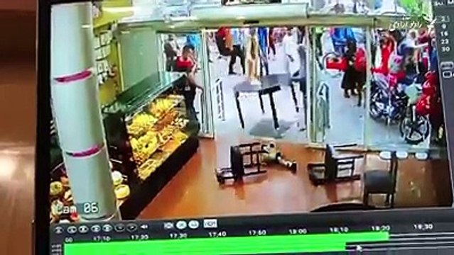 تصاویری که در رسانه های اجتماعی دست به دست میشوند ظاهراً یک عضو پارلمان افغانستان را نشان میدهند که با خشونت میز و چوکی یک دکان کیک و کلچه فروشی را در کابل میش
