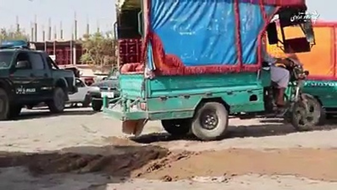 باشنده‌گان جوزجان به ‌گونه اعتراض یک بخشی از سرک را کاه گل کردند.فعالان مدنی جوزجان می‌گویند که به دلیل عملی نشدن پروژه‌ها و فساد گسترده دست به این اقدام زده‌ا