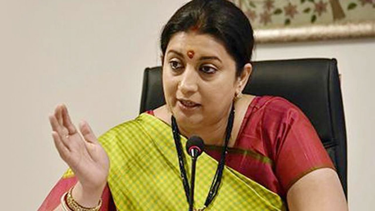 Smriti Irani take a Jibe at Rahul Gandhi over Navjot Singh Sidhu's Pakistan Visit | Oneindia News