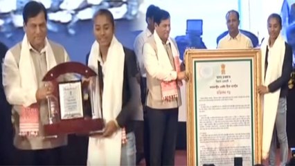 Asian Games Gold Medalist Hima Das honored by Assam CM Sonowal | वनइंडिया हिंदी