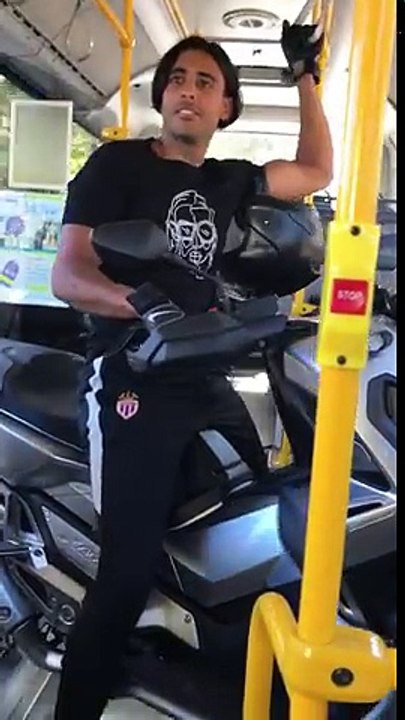 Il prend le bus avec son scooter.