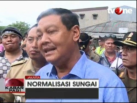 Satpol PP Bongkar Puluhan Bangunan Liar Diatas Kali Angke