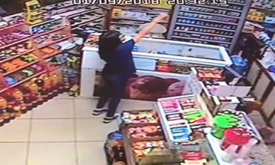 Market sahibini göremeyince parayı kameraya gösterip şekeri aldı