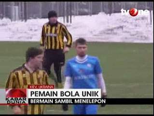Pesepakbola Ukraina Bawa Ponsel Saat Laga