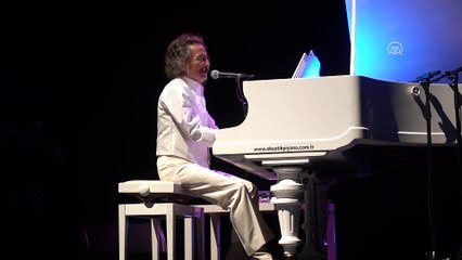 Timur Selçuk, 50. yılını sahnede sevenleriyle kutladı - İSTANBUL