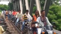 Rajasthan Flood की वजह से जब Railway Bridge पर लोगों ने चढ़ा दी Bike| Watch Video|वनइंडिया हिंदी