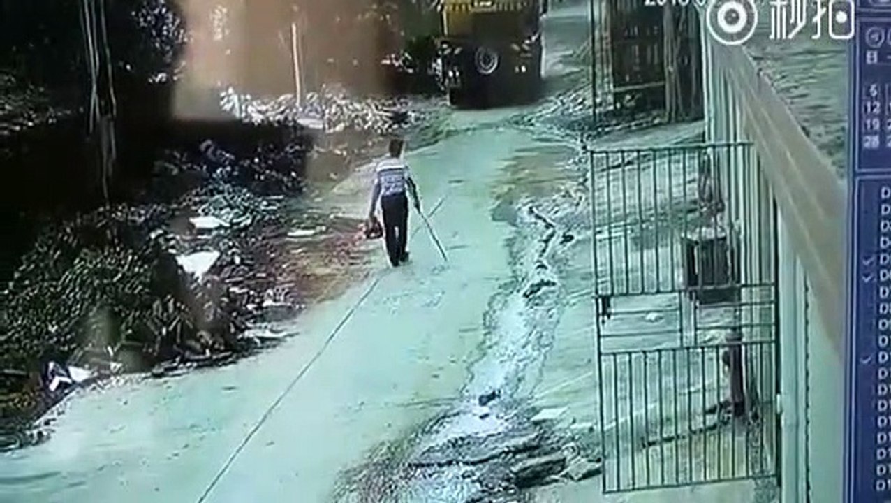 Un camion en marche arrière percute un homme aveugle !