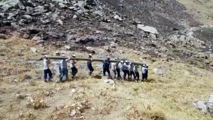 Hizmet için 200 kiloluk direkleri sırtlarında taşıdılar - BATMAN