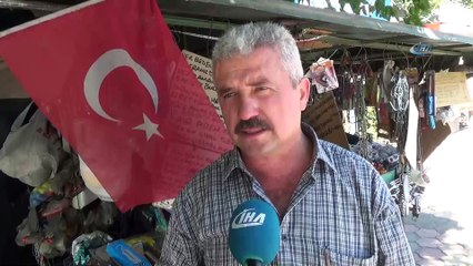Seyyar satıcı şair müşterilerini şiirle karşılıyor
