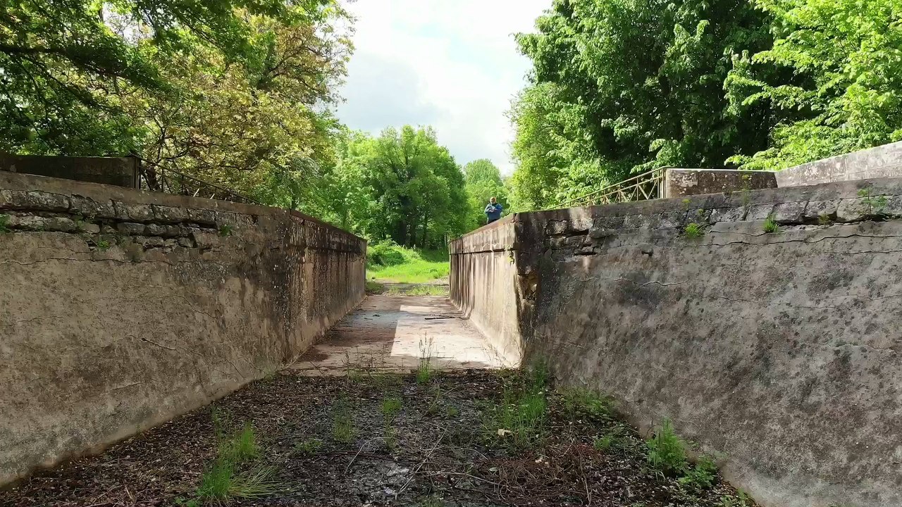 Petit pont canal sur le canal de Berry à Ainay le Vieil
