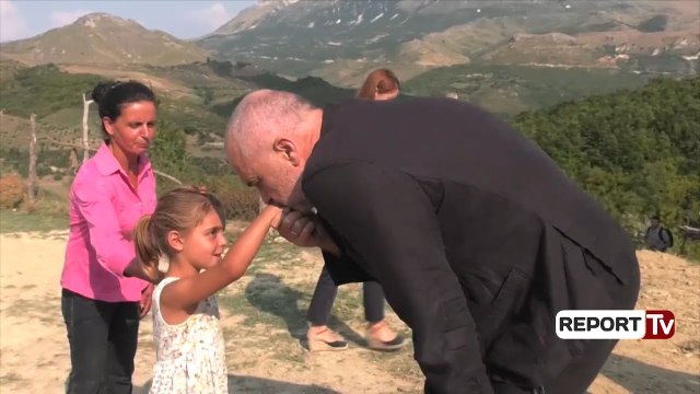 Rama viziton familjen në varfëri ekstreme në Vlorë: S’kam asnjë koment për çfarë do shihni