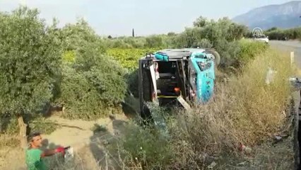 Halk Otobüsü ile Otomobil Çarpıştı: 24 Yaralı