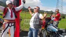 Me qeleshe dhe flamuj kuq e zi, shqiptarët kryesojnë garën ndërkombëtare të motorëve në Austri