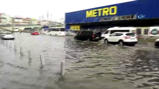 Ambulans mahsur kaldı, metrobüs yolu suyla doldu
