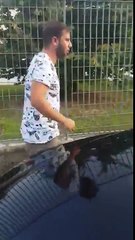 Il Calabrese Vince incazzato perché la macchina si é fermata