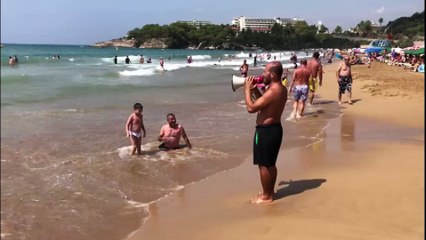 Boğulma tehlikesi geçiren eşi ile oğlunun kurtarılmasını gözyaşları ile izledi