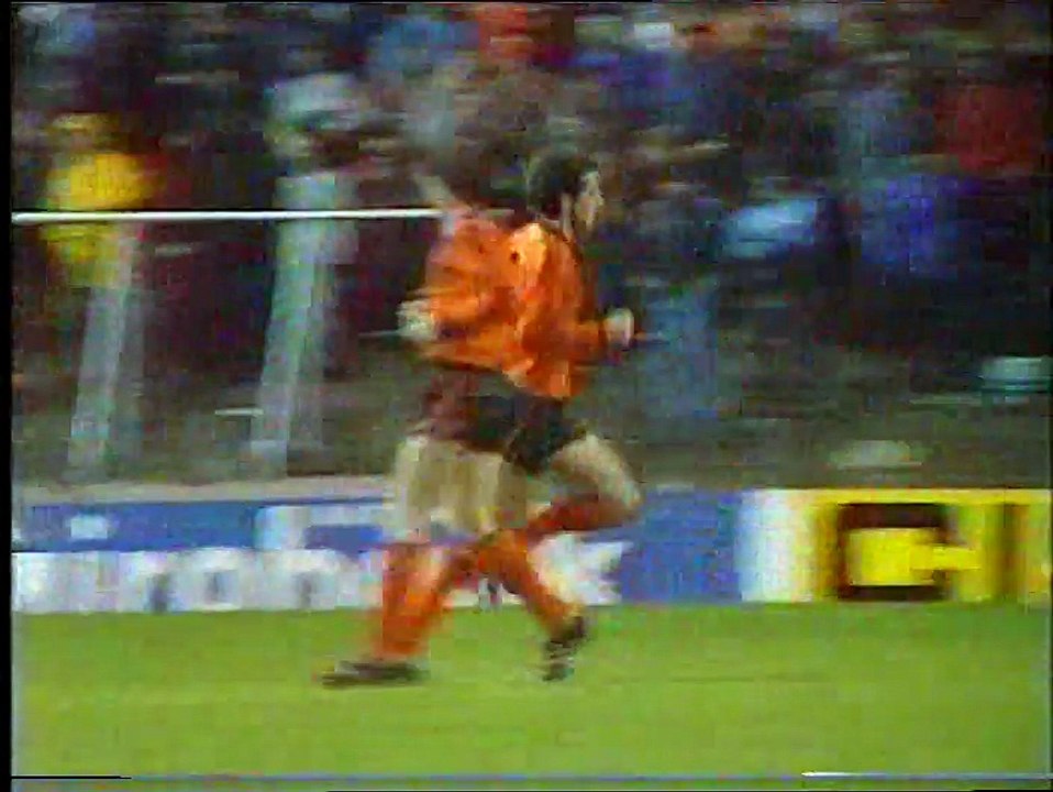 03/11/1984 - Dundee United v St Mirren - Scottish Premier Division - Extened Highlights