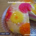 These jelly cakes look like flowers in a drop of water. via Gelatin Art Market, instagram.com/GelatinArtMarket, youtube.com/channel/UCJtoFHC5mrlG6IqYx1vRS3g