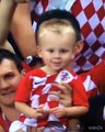 Reagimi i tifozit të vogël kroat kur sheh veten në ekran 